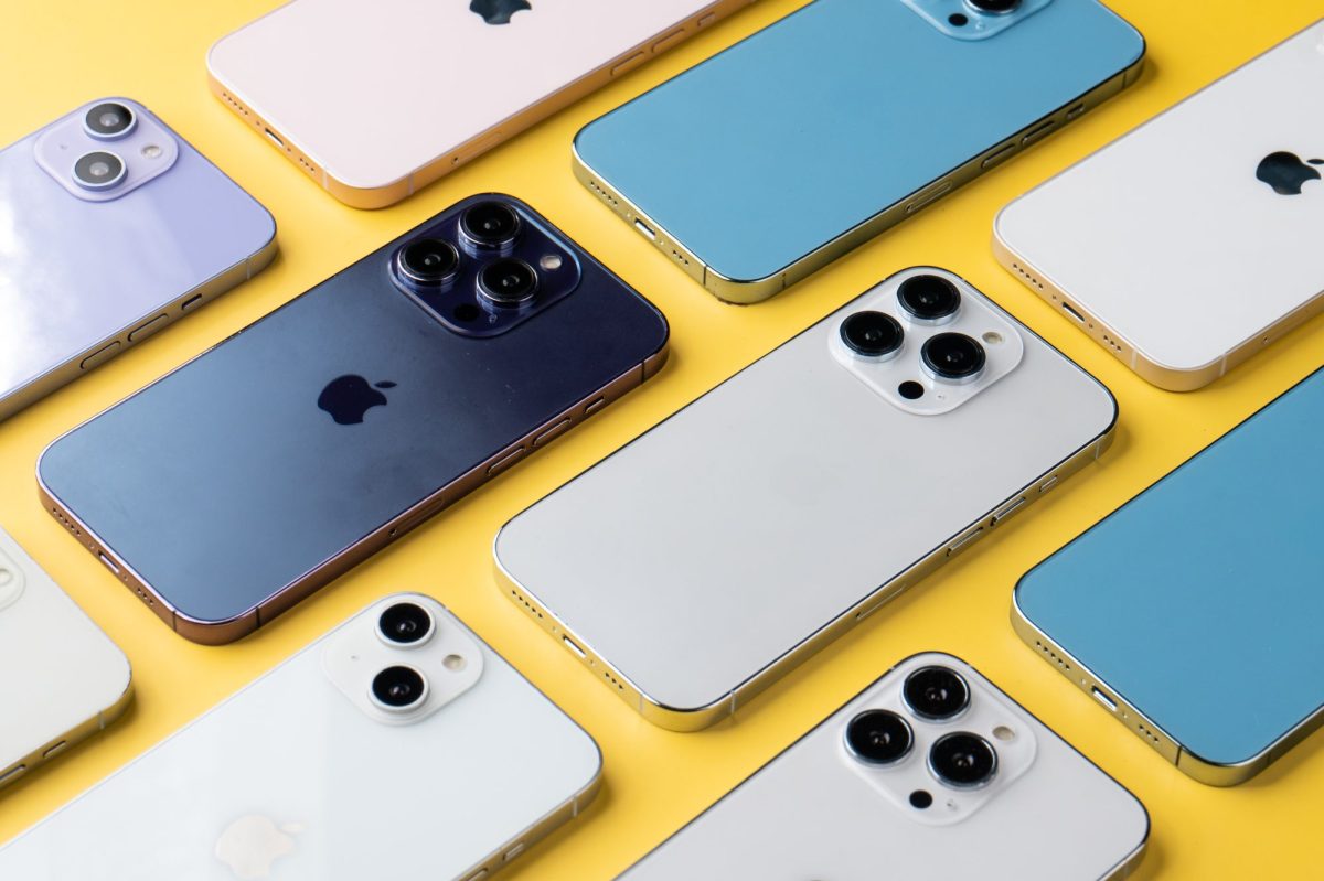 Verschiedene iPhone-Modelle auf gelben Untergrund.