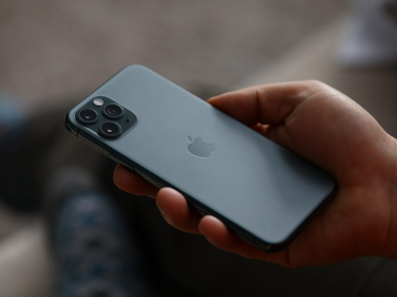 Person hält ein iPhone in der Hand.