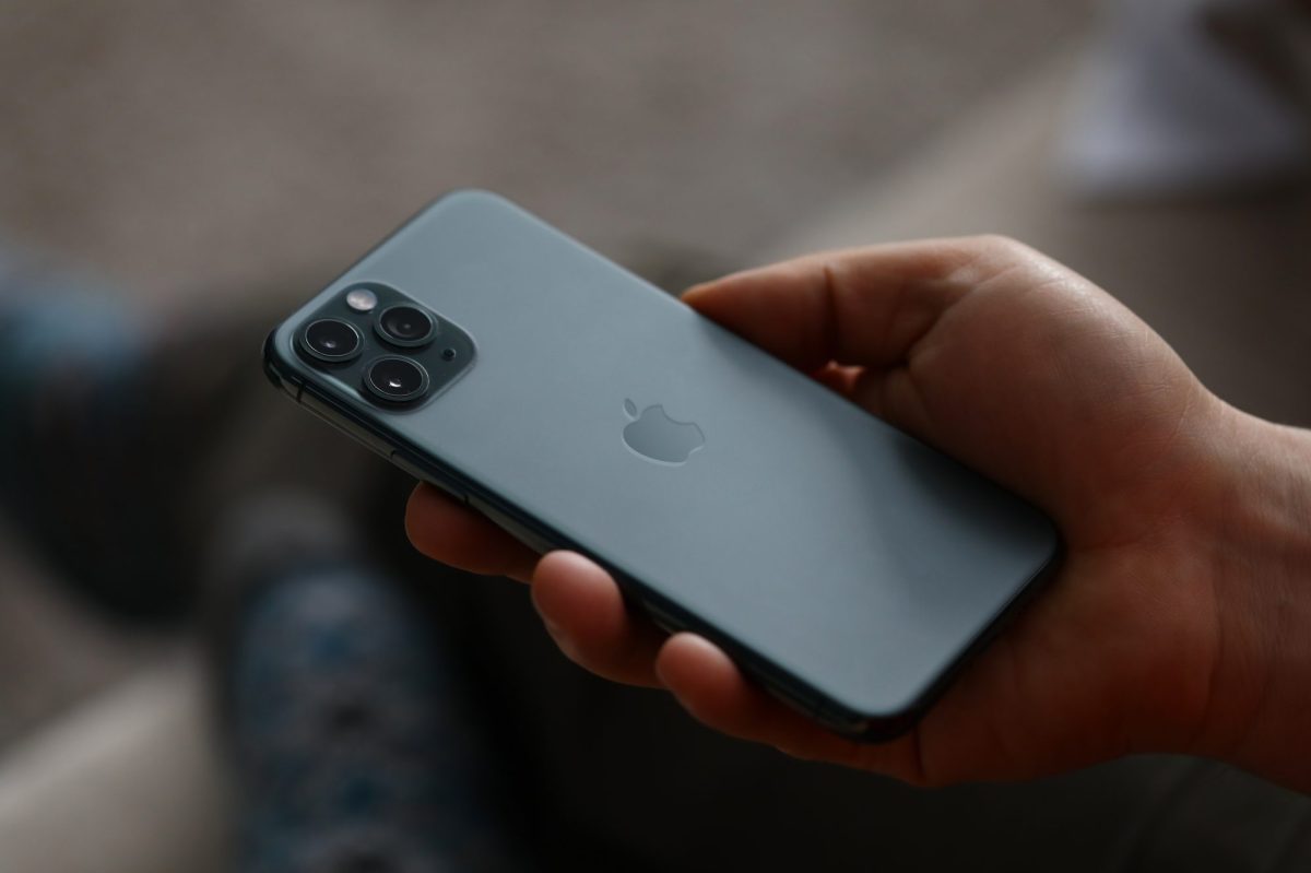 Person hält ein iPhone in der Hand.