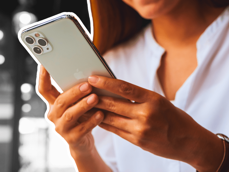 Frau mit iPhone in den Händen