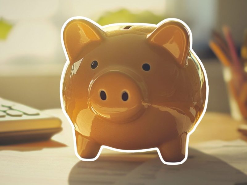 Sparschwein auf einem Schreibtisch