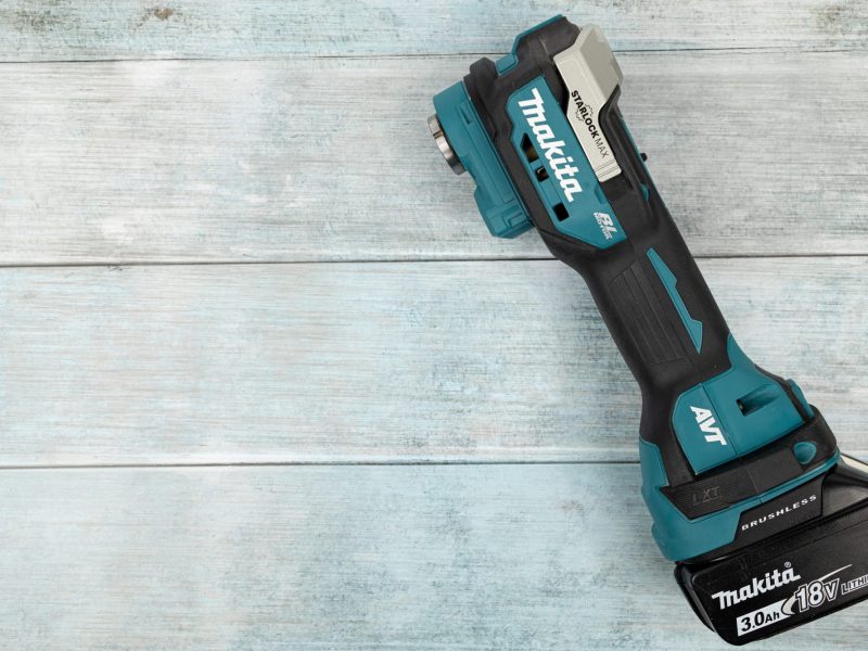 Makita-Akku liegt auf einer hölzernen Oberfläche.