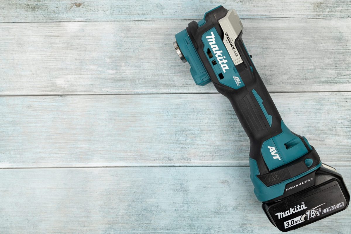 Makita-Akku liegt auf einer hölzernen Oberfläche.