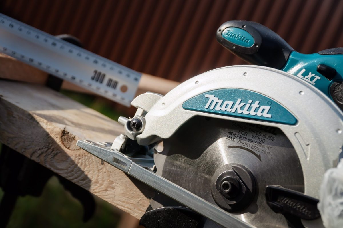 Eine Makita Akku-Handkreissäge bei der Arbeit.