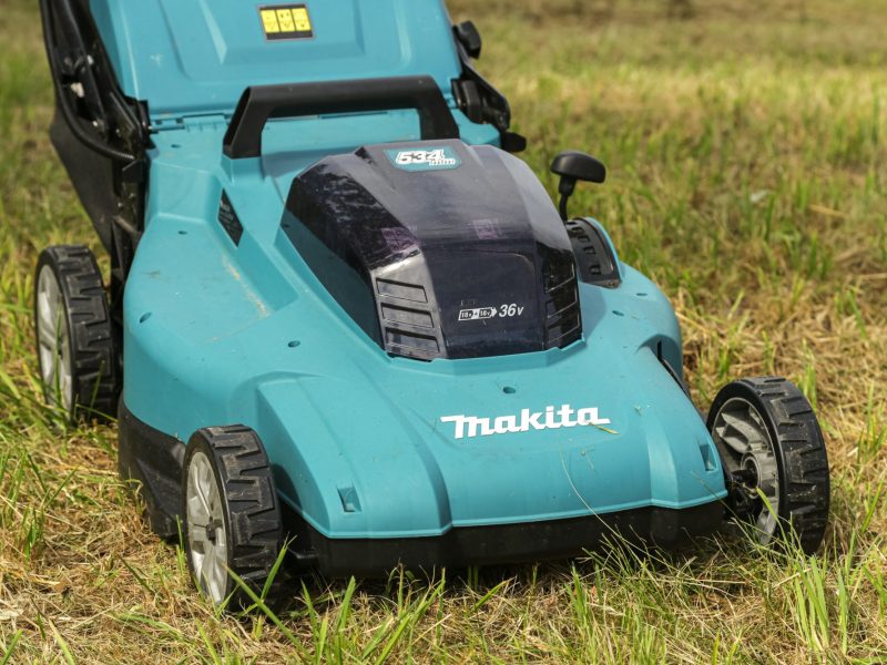 Ein Akku-Rasenmäher von Makita bei der Arbeit.