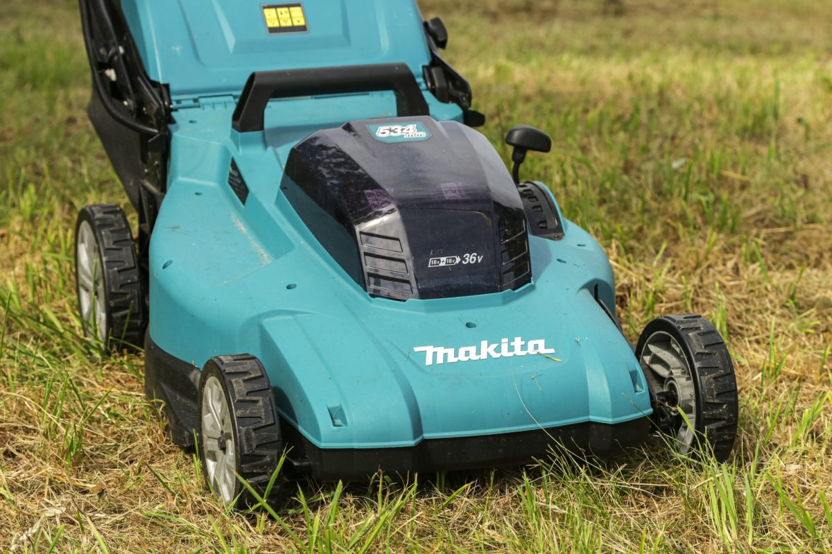 Ein Akku-Rasenmäher von Makita bei der Arbeit.