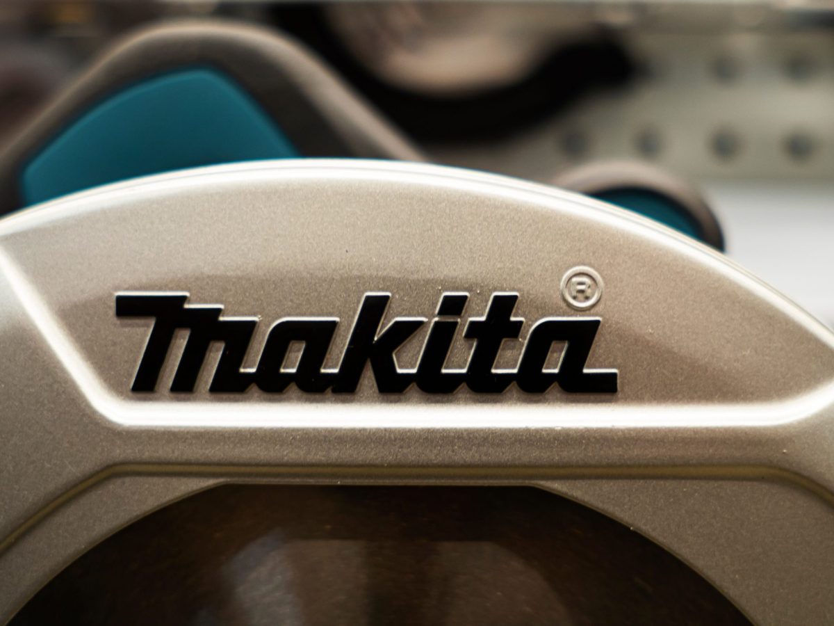 Makita-Logo auf dem SÃ¤geblatt einer KreissÃ¤ge.
