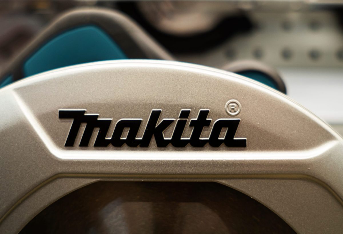 Makita-Logo auf dem SÃ¤geblatt einer KreissÃ¤ge.