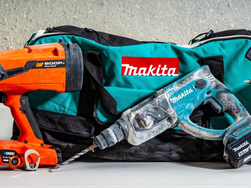 Makita-Schlagschrauber vor einer Werkzeugtasche