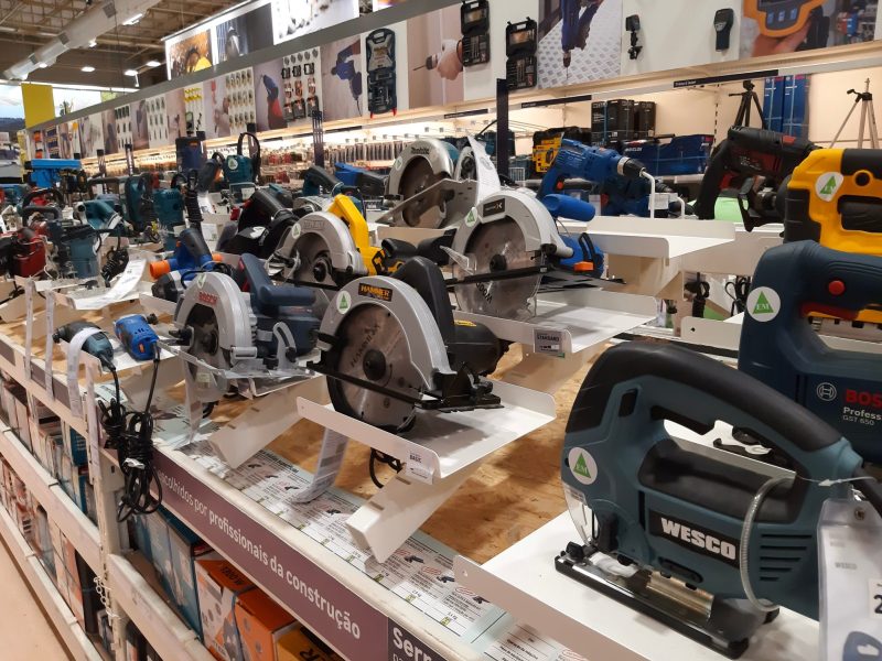 Makita-Stichsäge und Produkte von anderen Herstellern in einer Auslage.