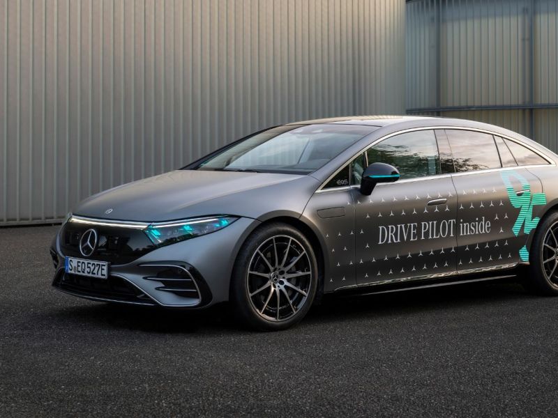 Mercedes-Benz-Auto mit türkisen Scheinwerfern