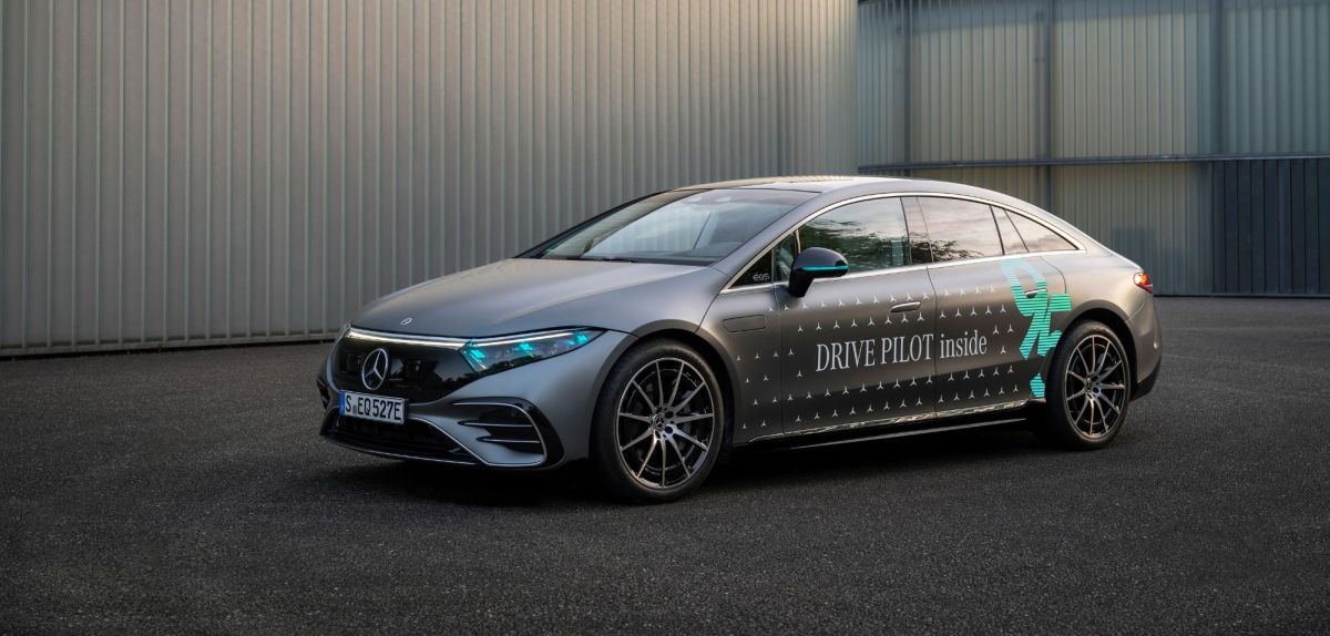 Mercedes-Benz-Auto mit türkisen Scheinwerfern
