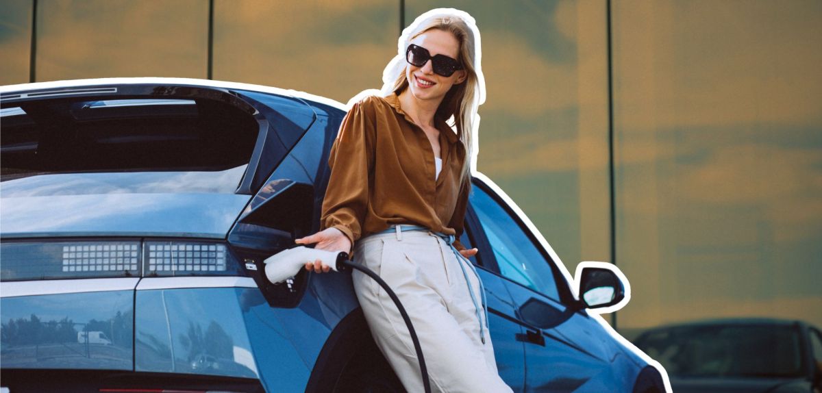 Frau lädt ein Elektroauto