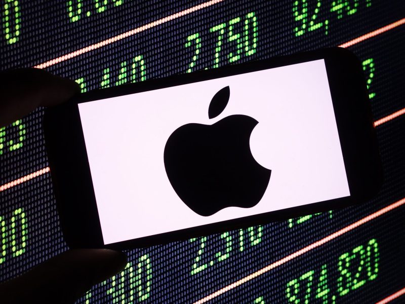 Apple-Logo auf einem Smartphone-Bildschirme. Im Hintergrund digitale Zahlen.