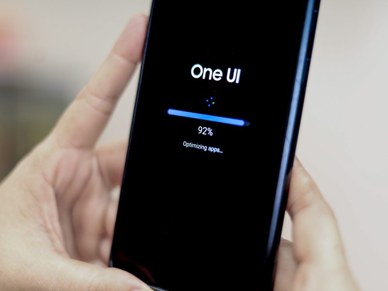 Auf einem Handy wird ein One UI-Update durchgeführt.