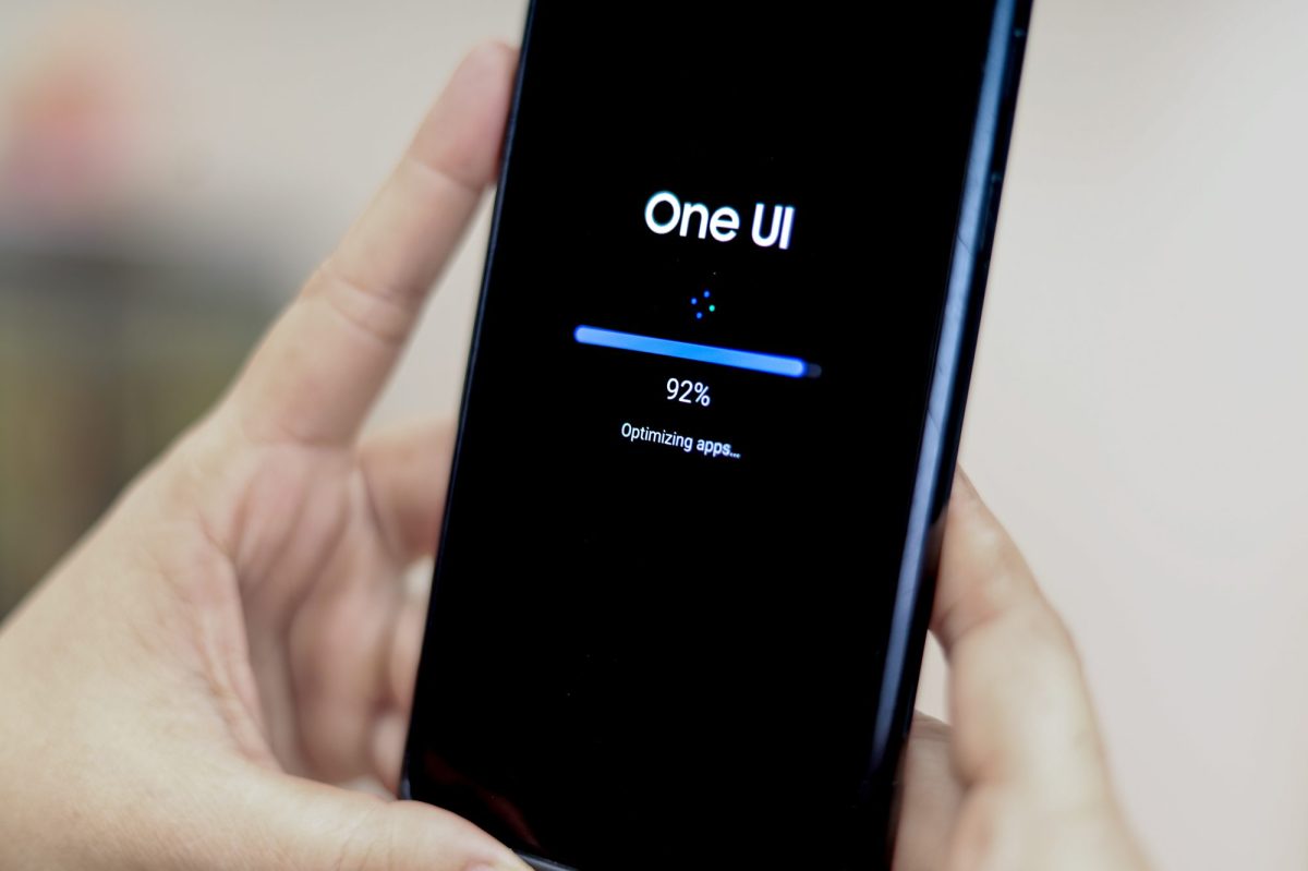 Auf einem Handy wird ein One UI-Update durchgeführt.