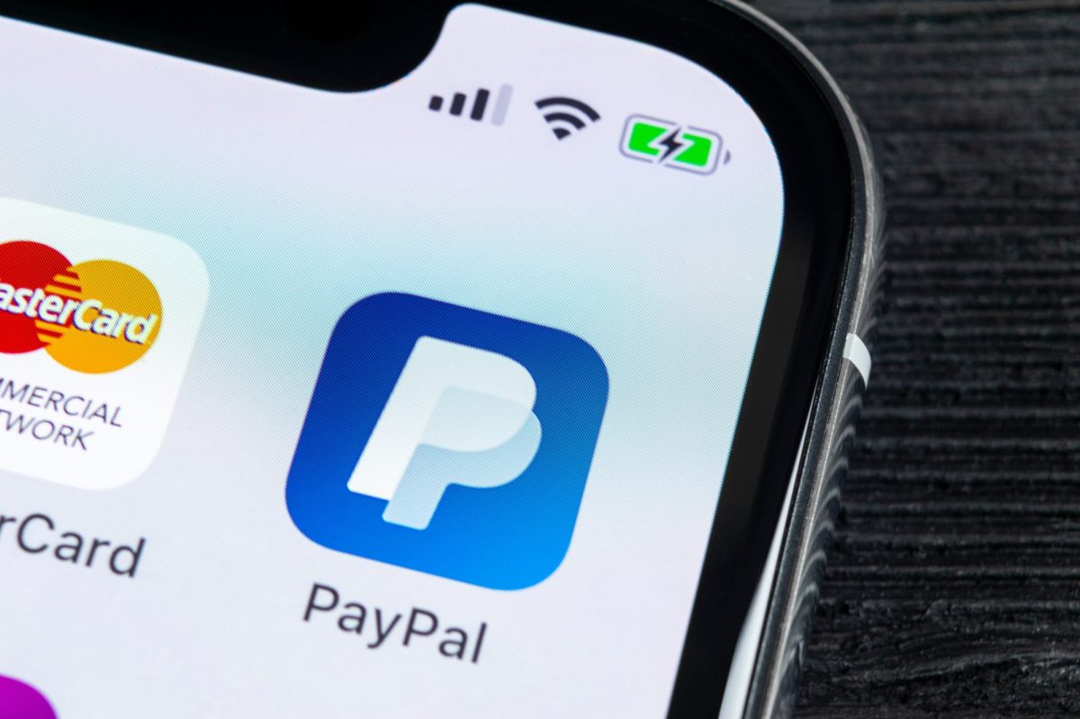 PayPal-App wird auf einem Handy-Display angezeigt.