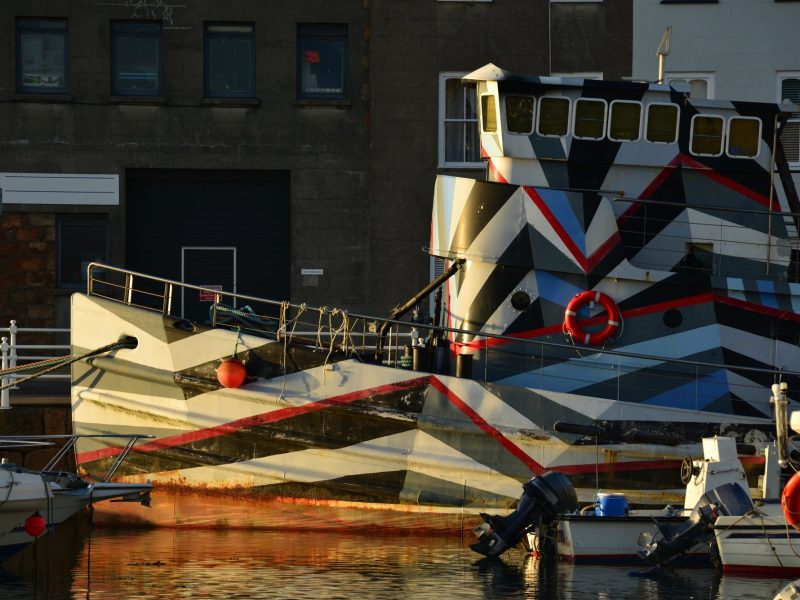 Tarnmuster am Schiff wie in der Physik.