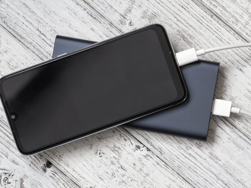 Handy lädt an einer Powerbank.
