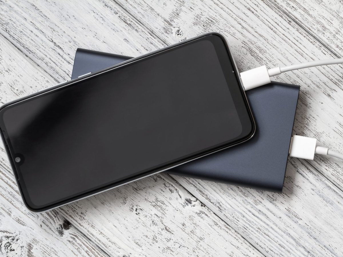 Handy lädt an einer Powerbank.