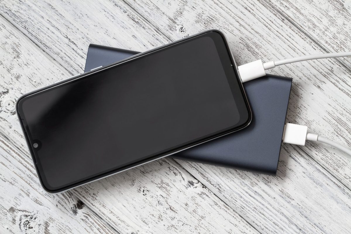 Handy lädt an einer Powerbank.