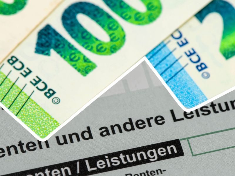 Euroschreine über einer Steuererklärung.