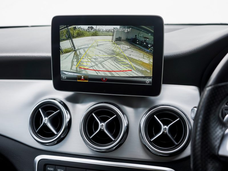 Display einer Rückfahrkamera auf dem Armaturenbrett eines Autos.
