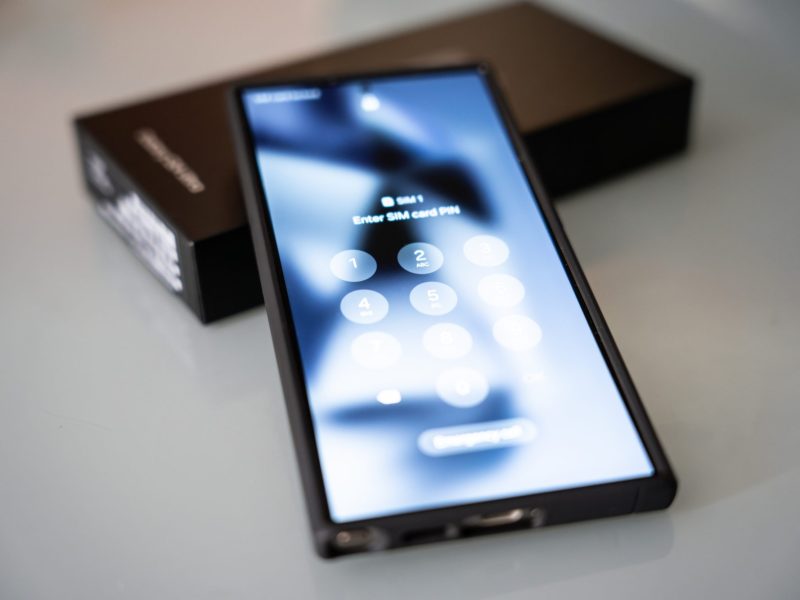 Samsung Galaxy S24 Ultra liegt auf der entsprechenden Verpackung