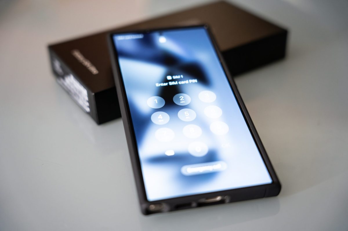 Samsung Galaxy S24 Ultra liegt auf der entsprechenden Verpackung