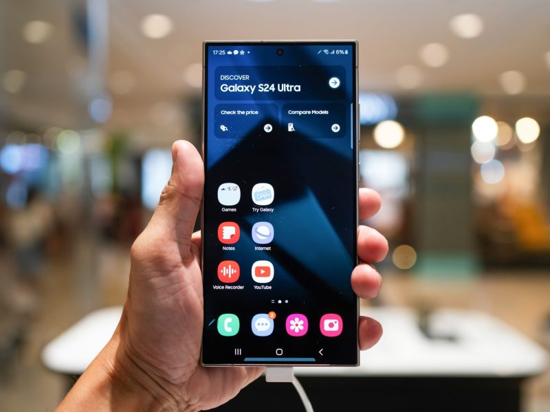 Person hält ein Samsung Galaxy 24 Ultra