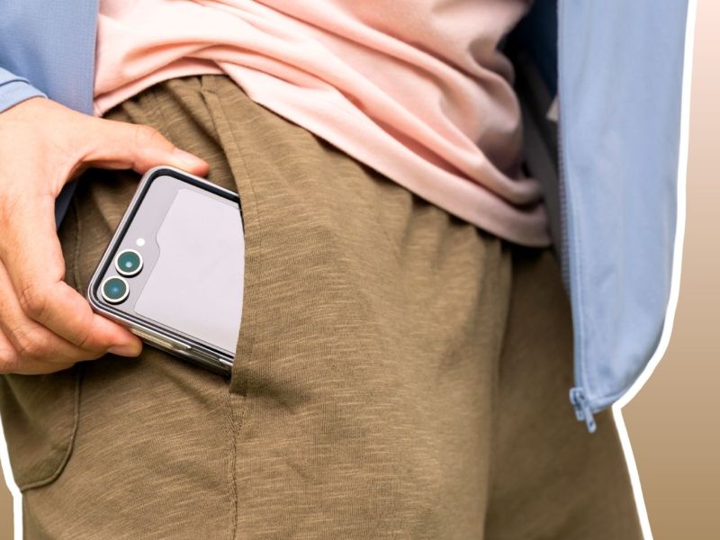 Person zieht ein Samsung Galaxy Z Flip6 aus der Hosentasche.