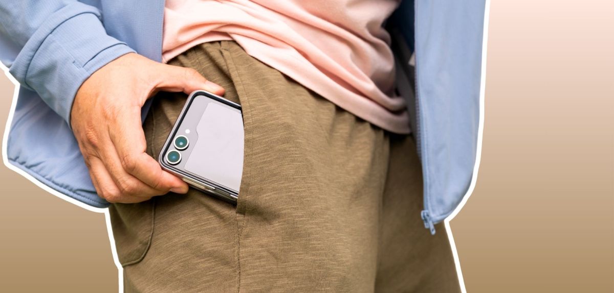 Person zieht ein Samsung Galaxy Z Flip6 aus der Hosentasche.