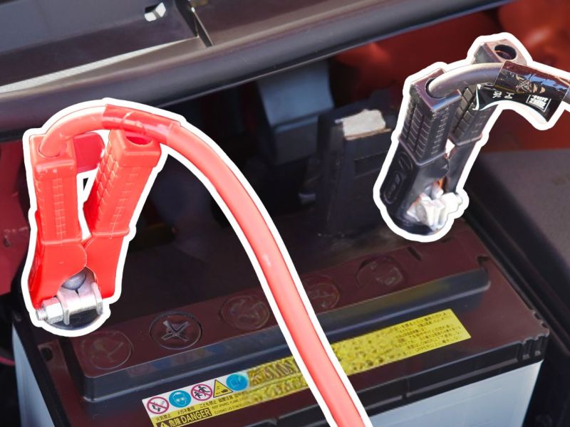 Starthilfe-Kabel an einer Autobatterie