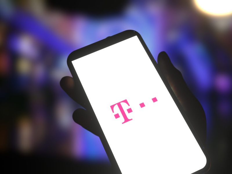 Smartphone mit Telekom-Logo auf dem Display.