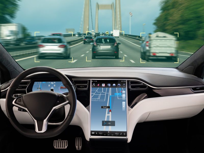 Fahrzeug fährt mit Autopilot und scannt vorausfahrende Autos.