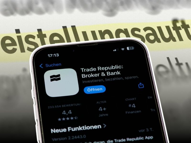 Trade Republic-Logo auf einem Smartphone vor dem Schriftzug 