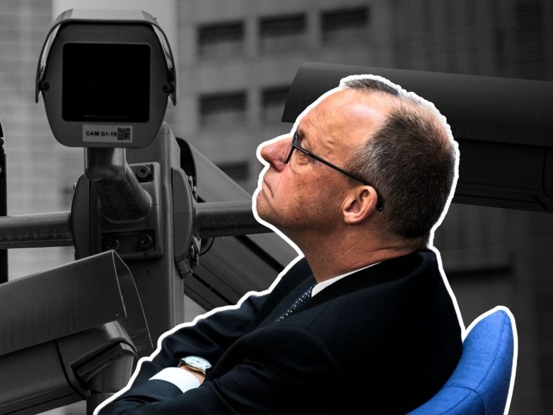 Friedrich Merz vor einer Überwachungskamera