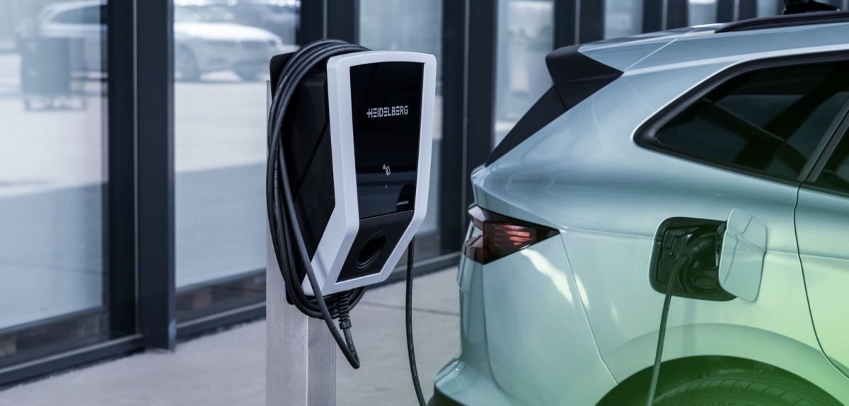 Elektroauto neben der HEIDELBERG connect.home