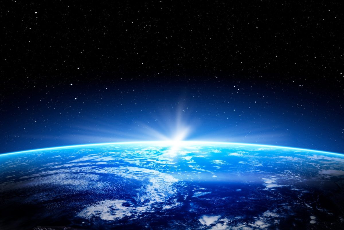 Erde im Weltall. Am Horizont sieht man die Sonne.