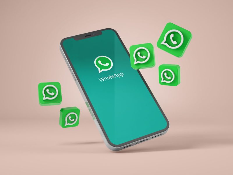WhatsApp-Logo auf einem Smartphone-Bildschirm.