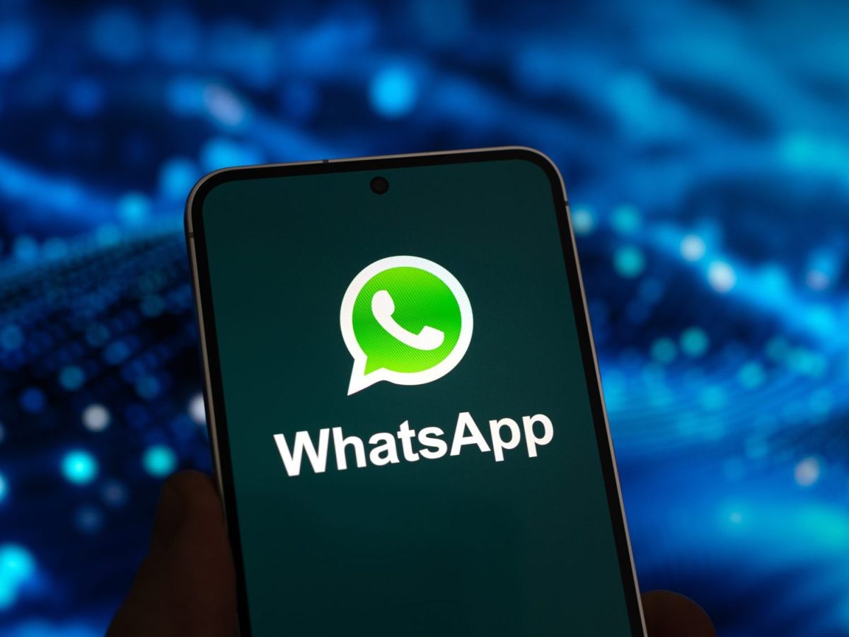 Smartphone mit WhatsApp-Logo auf dem Display.