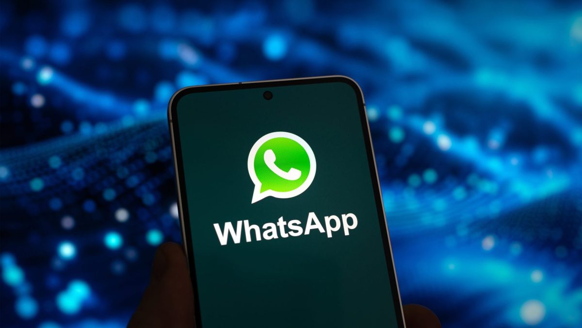Smartphone mit WhatsApp-Logo auf dem Display.