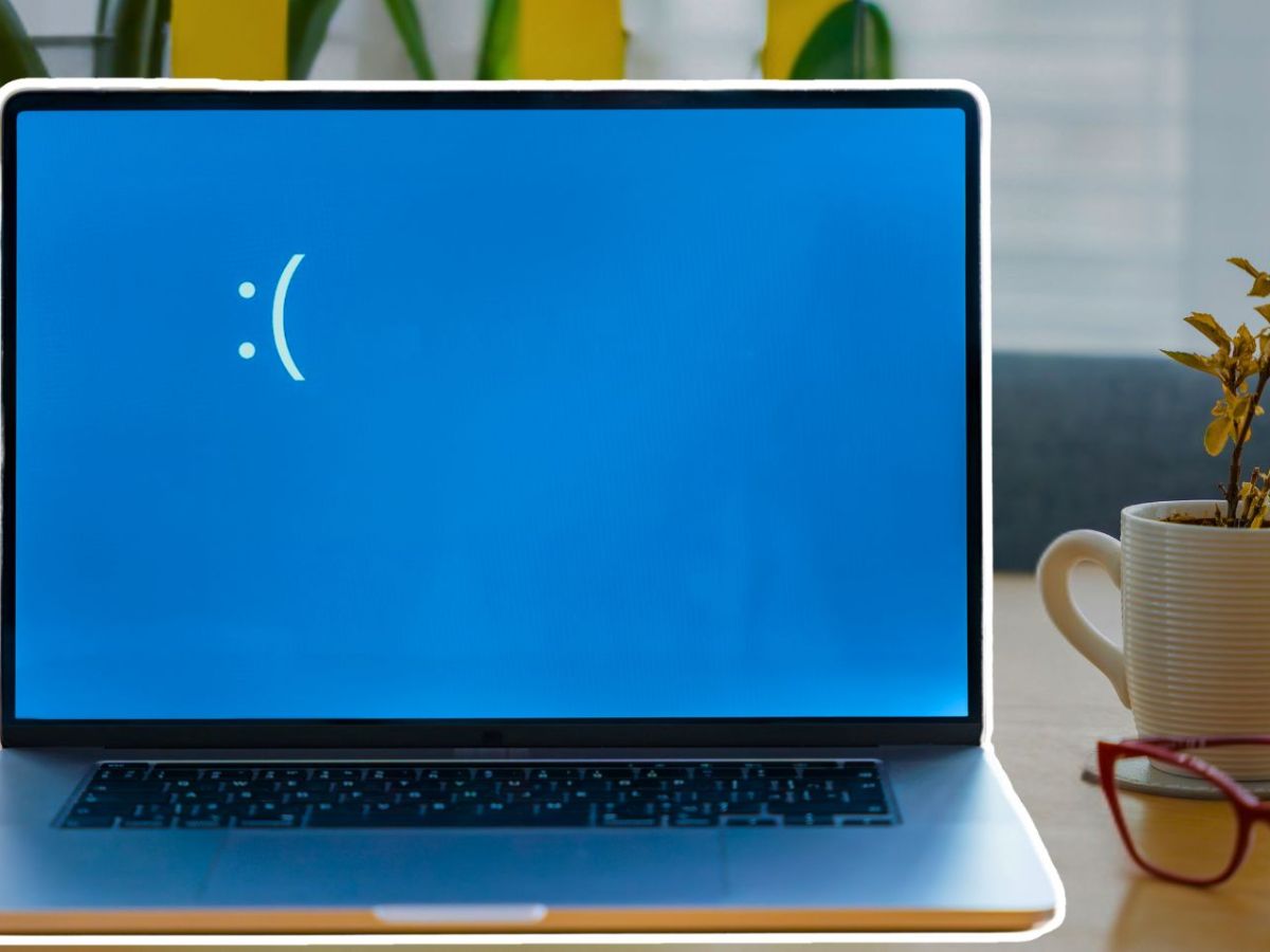 Trauriger Smiley auf einem blauen Laptop-Display