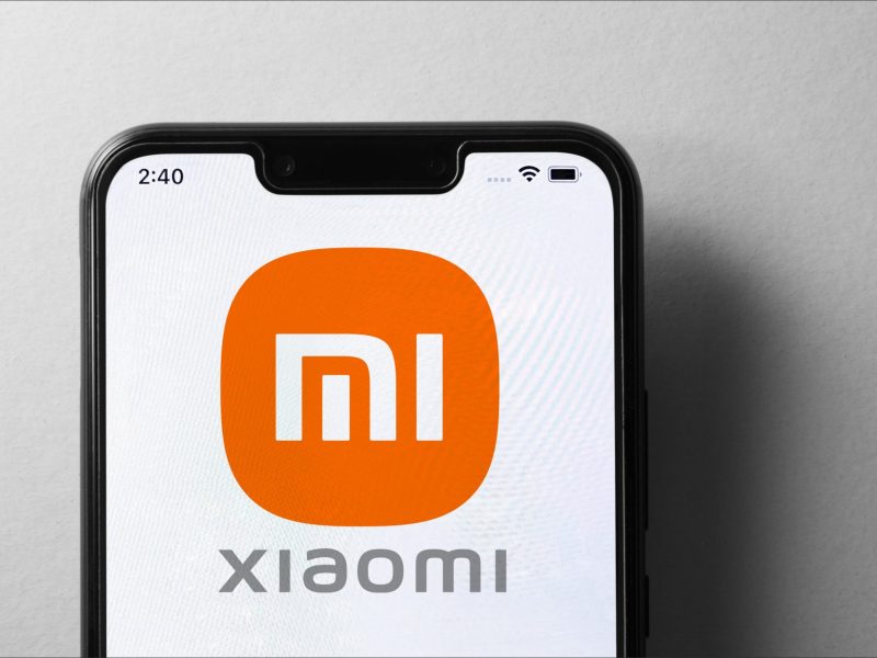 Xiaomi-Logo wird auf einem Handy-Display angezeigt.