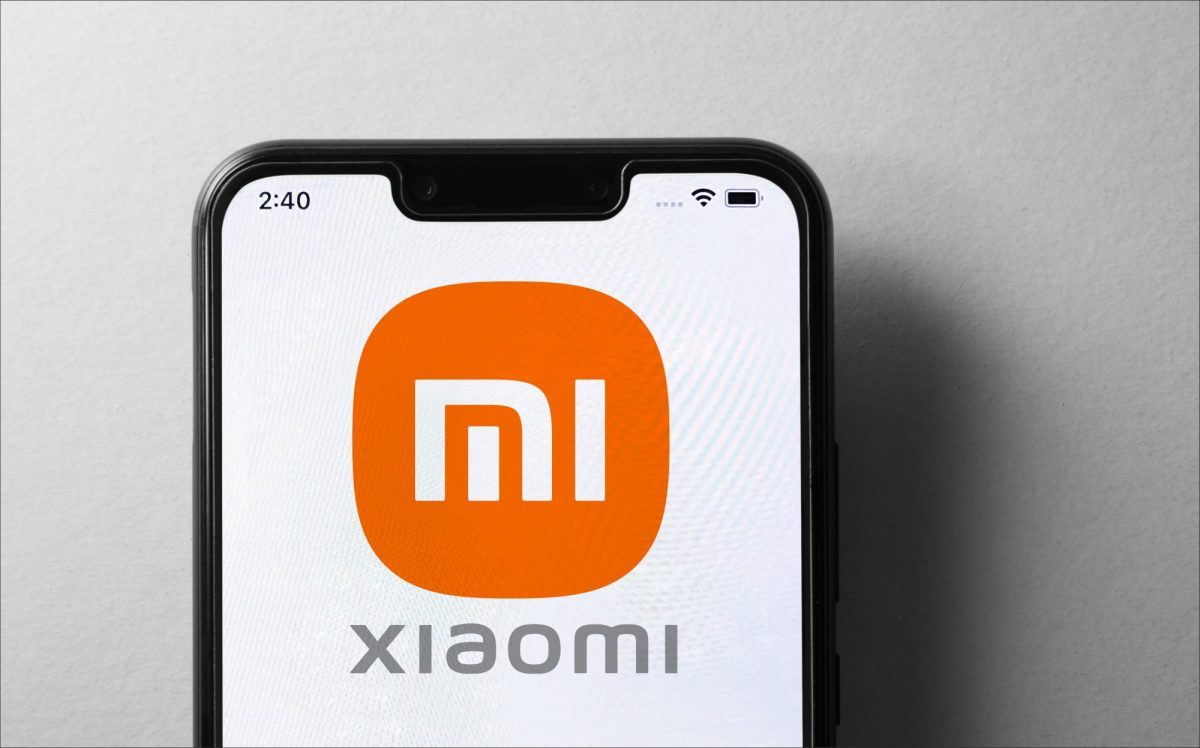 Xiaomi-Logo wird auf einem Handy-Display angezeigt.