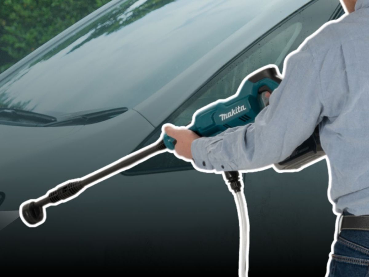 Person mit Makita Akku-Druckreiniger