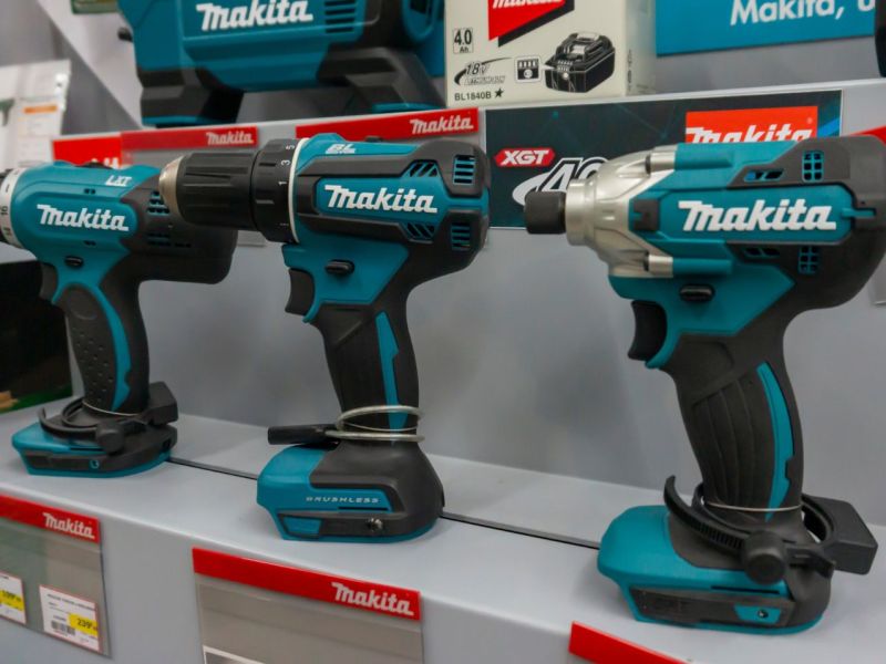 Mehrere Makita-Akkuschrauber in einer Reihe.