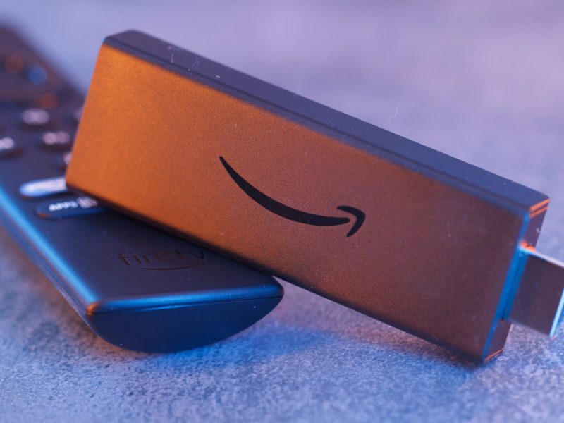 Modell von Amazon Fire TV auf dunklem Untergrund.