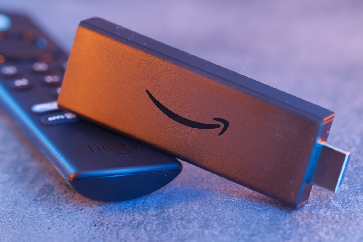 Modell von Amazon Fire TV auf dunklem Untergrund.