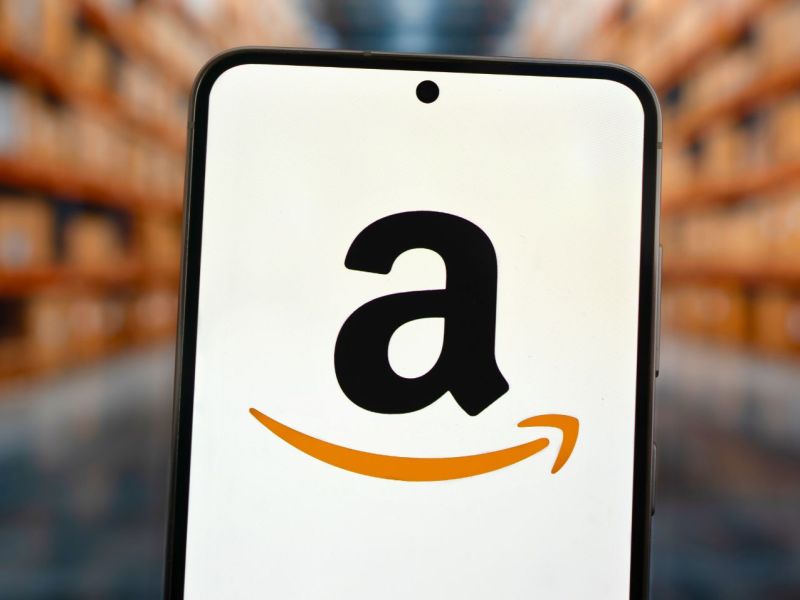 Amazon-Logo auf Smartphone